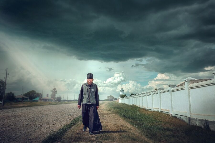 «Исповедуются только 1%»: мода на «монастыринг» может миновать сибирских зумеров