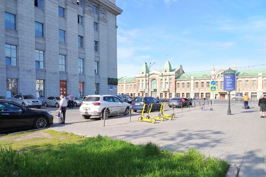 Депутат Аксененко предложил убрать самокаты с тротуаров в Новосибирске