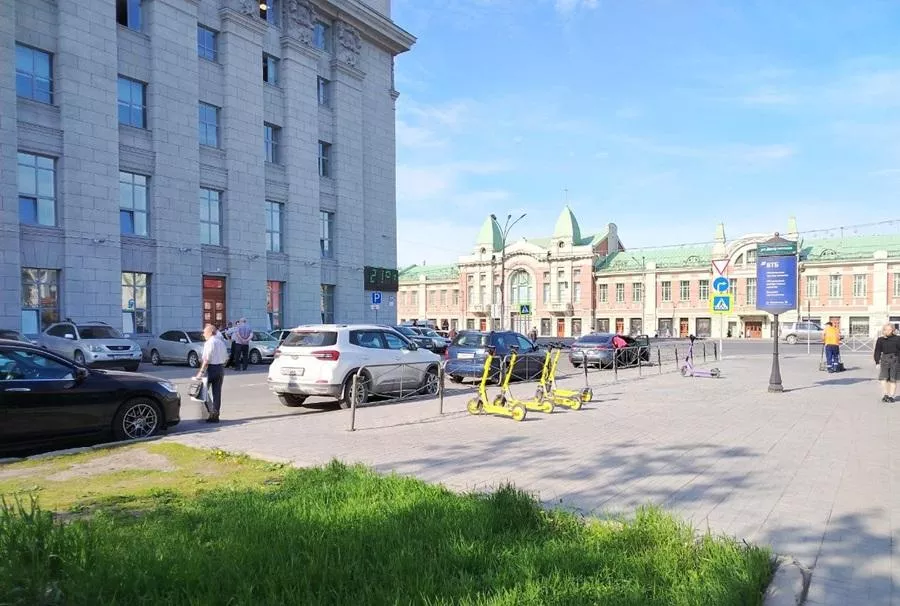 Депутат Аксененко предложил убрать самокаты с тротуаров в Новосибирске