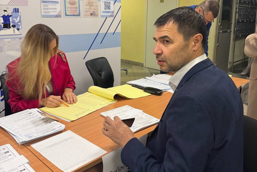 Среди проголосовавших в первых рядах министр здравоохранения Ростислав Заблоцкий