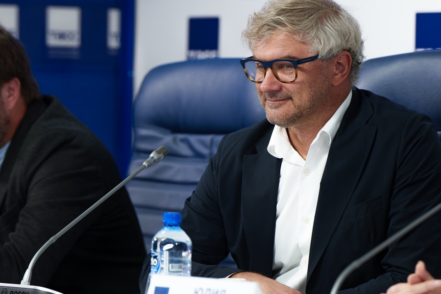 художественный руководитель театра Андрей Прикотенко