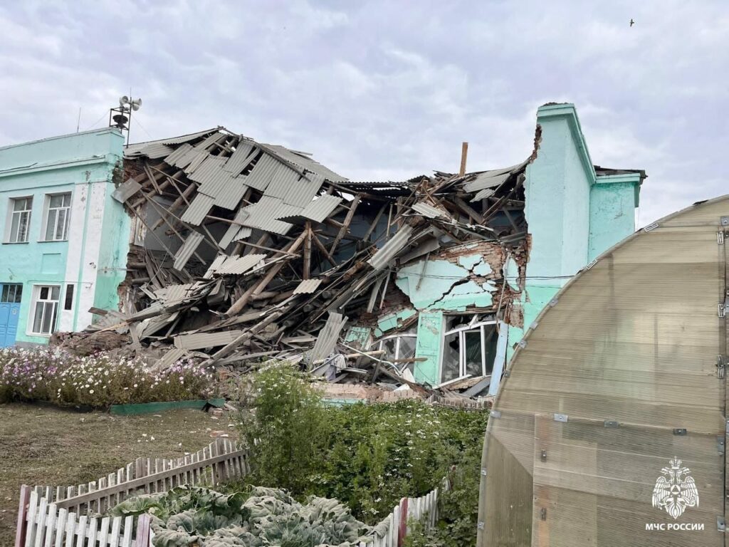 Под Новосибирском обрушилось здание школы