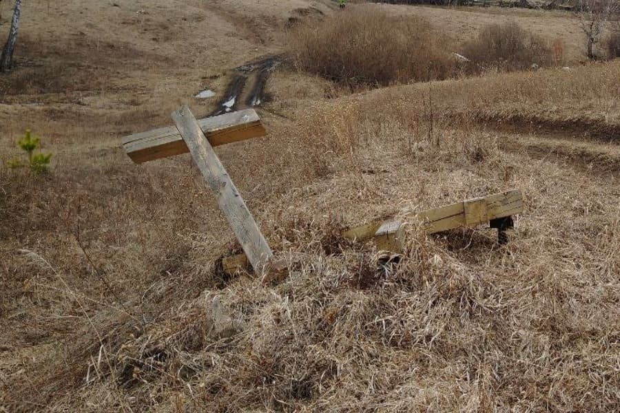 Поваленный крест