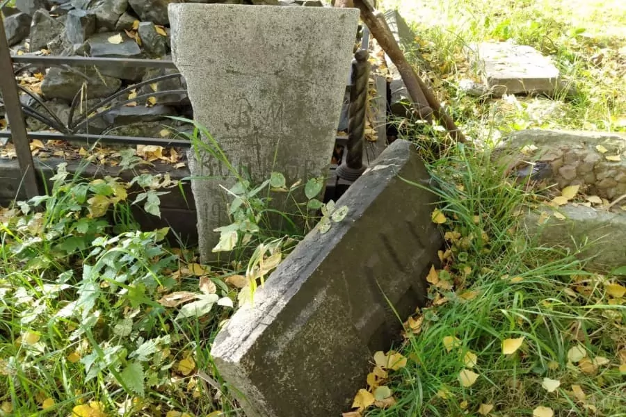 Старые могильные плиты Закаменского кладбища