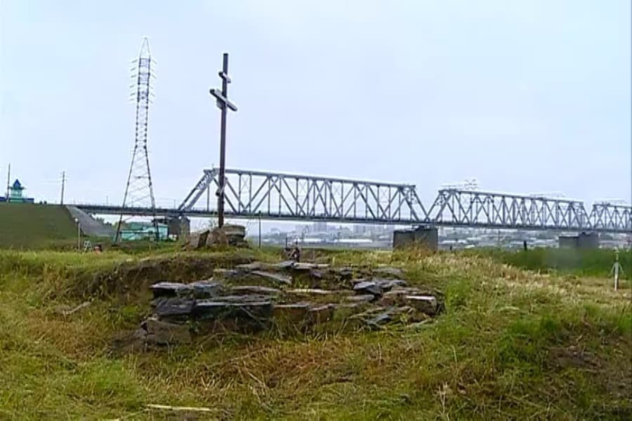 Поклонный крест, установленный на месте Никольской церкви