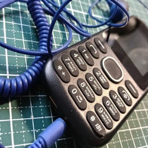 «Это как мода на ретро и винтаж»: в Новосибирске вырос спрос на кнопочные телефоны и проводные наушники