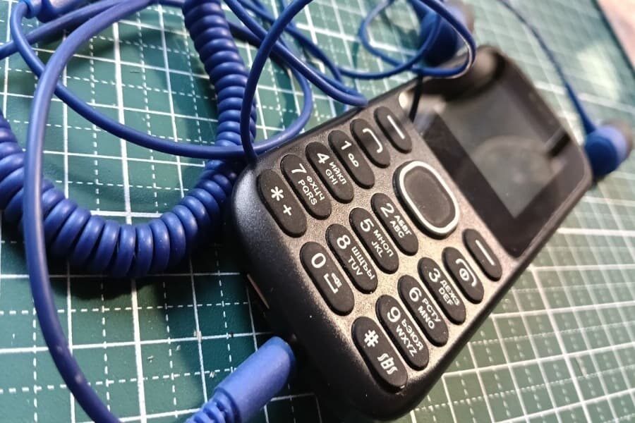 «Это как мода на ретро и винтаж»: в Новосибирске вырос спрос на кнопочные телефоны и проводные наушники