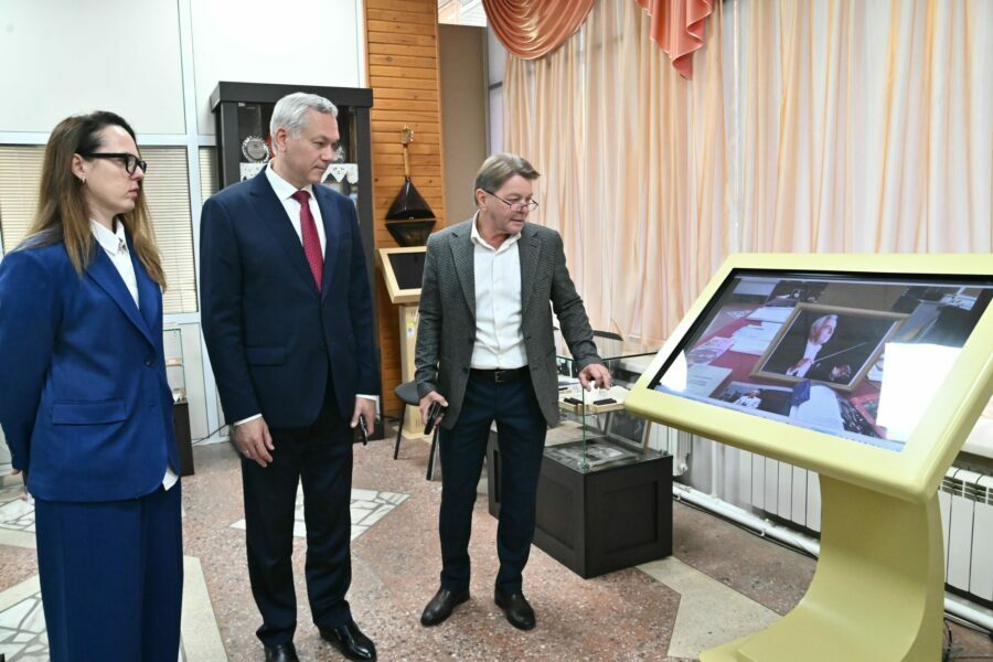 Андрей Травников поздравил школьников и студентов с Днём знаний