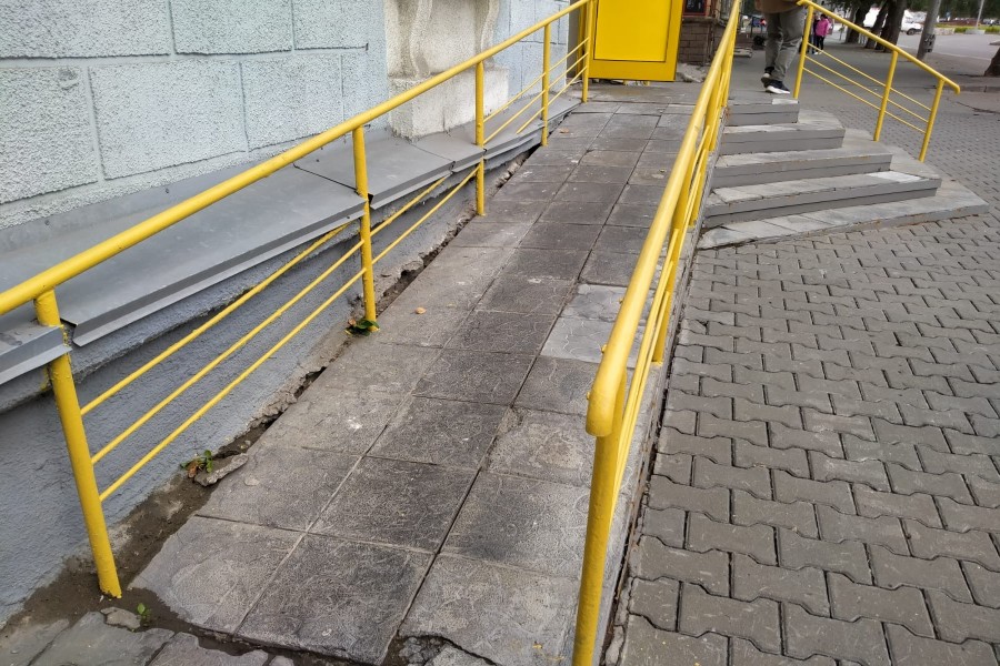 Пандус возле аптеки