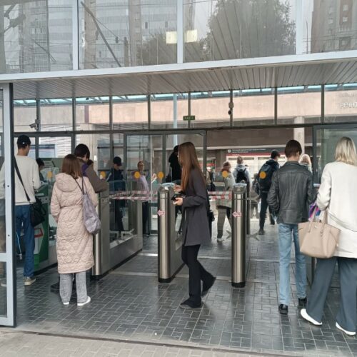 «Как приезжает электричка, так давка»: в Новосибирске на станции Речной вокзал не работают турникеты