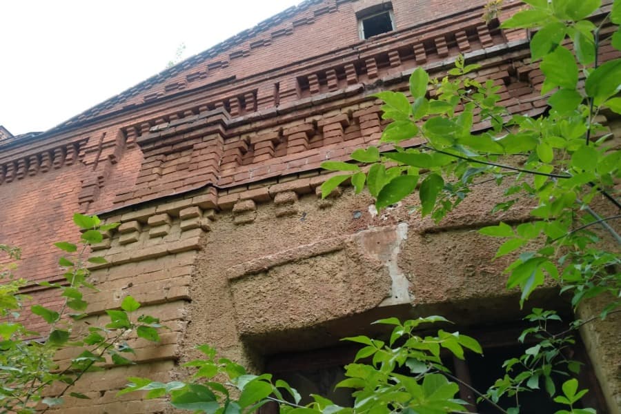 Летом разруху в Военном городке частично скрывает листва на деревьях