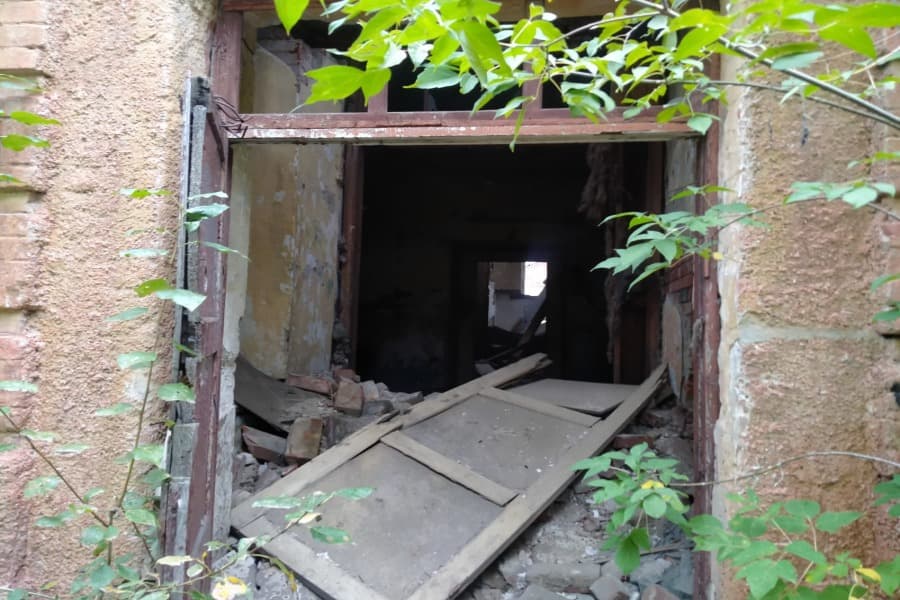 Разрушающееся здание казармы