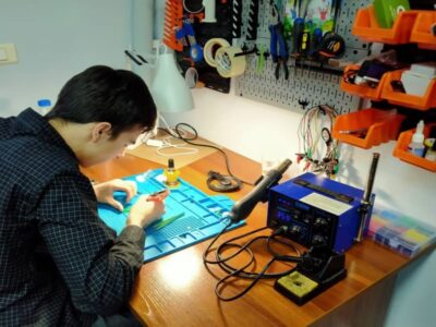 «Никому не нравится низкое качество, но дурное прижилось»: в Новосибирске инженеры объяснили, почему технику всё сложнее ремонтировать