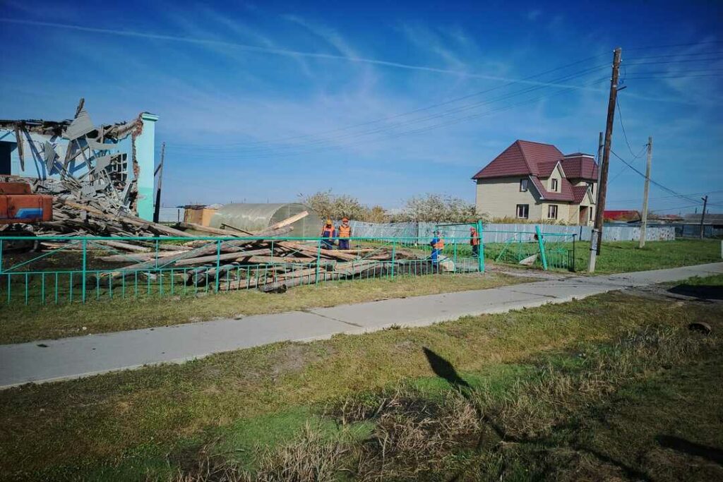 В Татарске начали разбирать рухнувшую школу