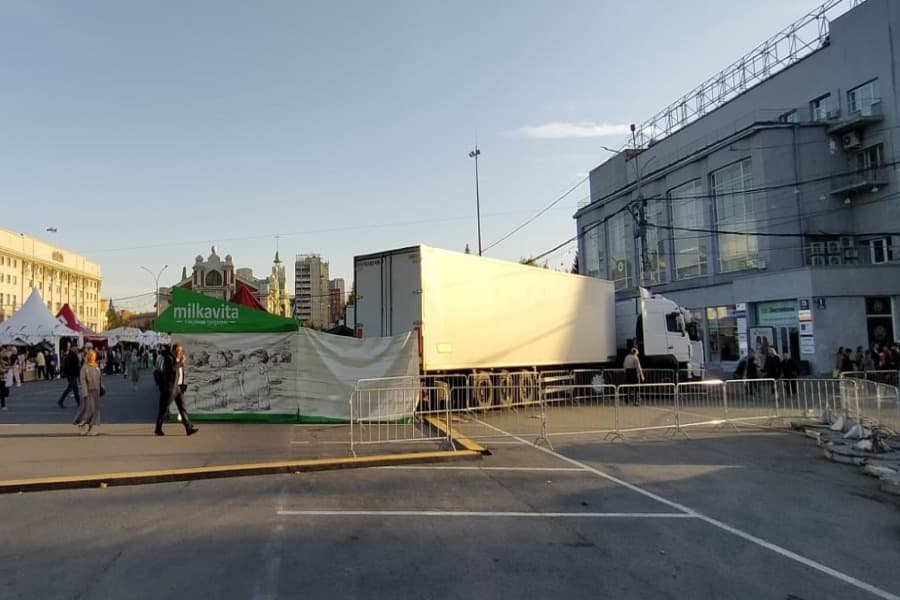 Фуры на площади Ленина