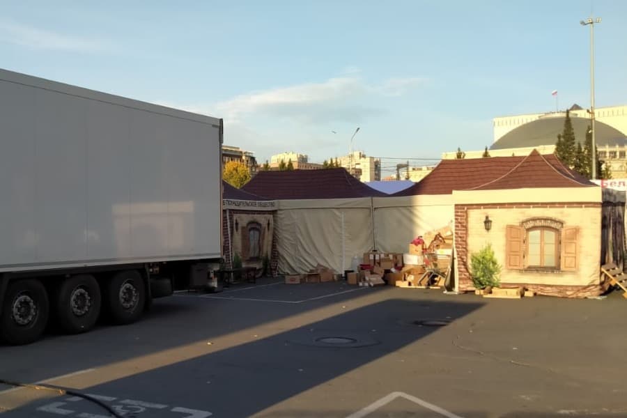 Тара возле торговых палаток