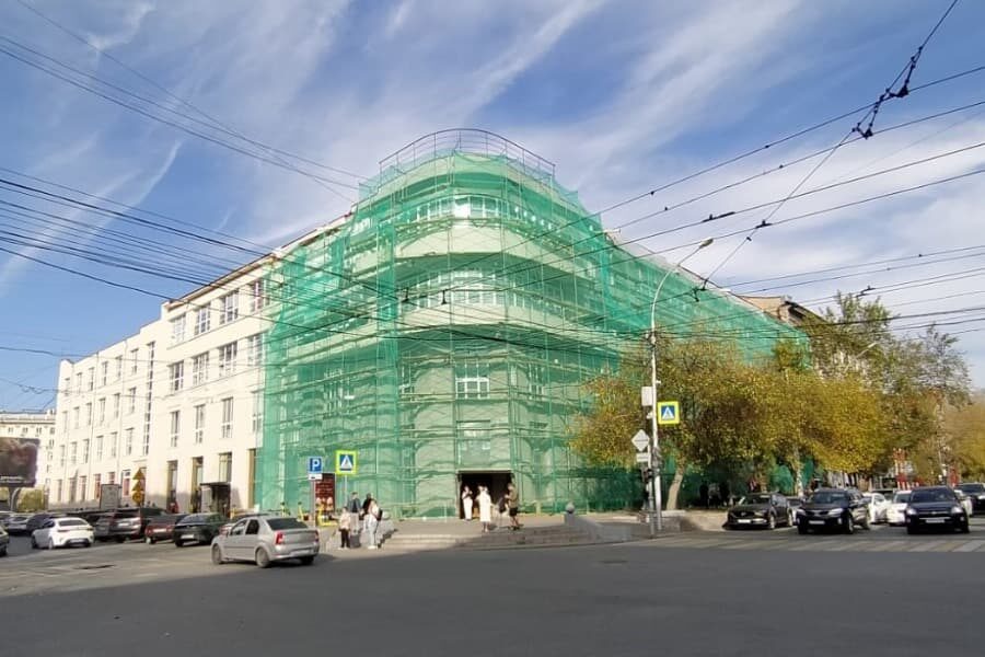 В Новосибирске ремонтируют фасады исторического здания Текстильсиндиката
