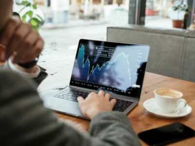 Частные инвесторы в России наращивают вложения в акции и облигации