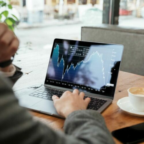 Частные инвесторы в России наращивают вложения в акции и облигации