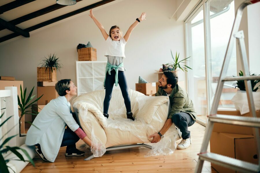 Около 13 тысяч семей сибиряков улучшили свои жилищные условия с помощью льготной ипотеки в Сбере в 2025 году