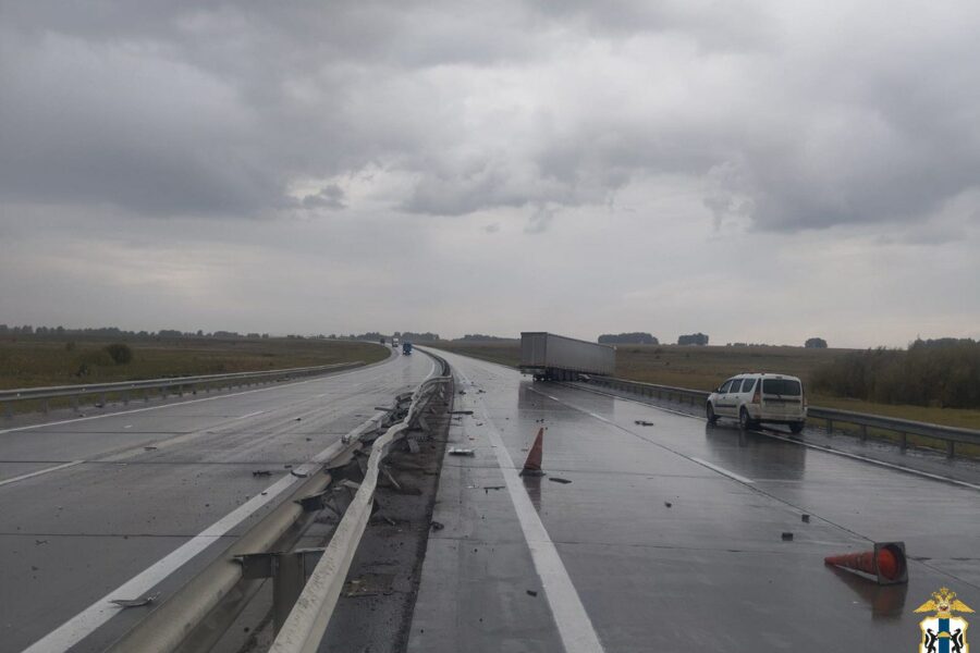 Грузовик насмерть сбил троих дорожных рабочих под Новосибирском