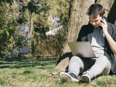 Летом новосибирцы подключались к деловым онлайн-встречам с пляжей и парков