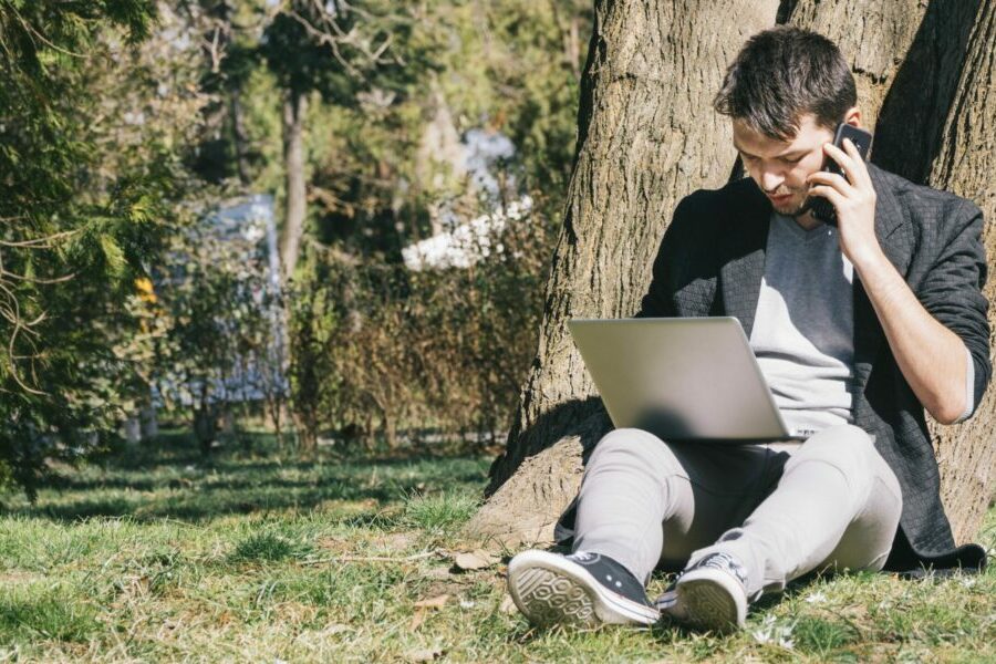 Летом новосибирцы подключались к деловым онлайн-встречам с пляжей и парков