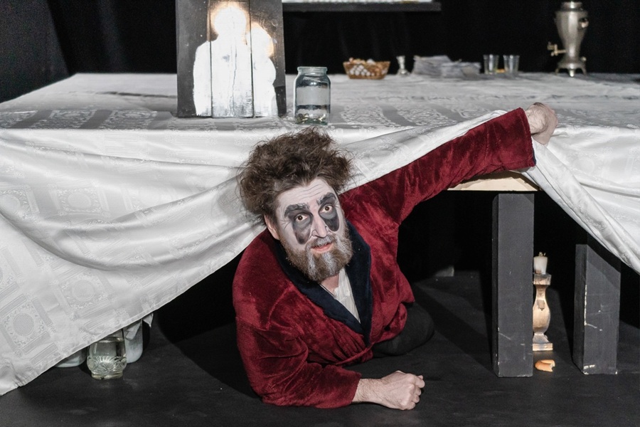 Вишнёво-коньячный хэффнеровский халат Владимира Михайловича — жалобный цветовой писк в мире снега и тьмы