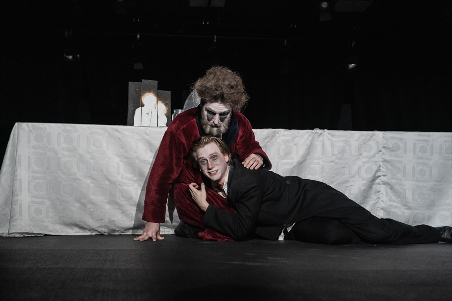 Сыновние запросы довольно быстро проходят путь от того, что табак не люксовый до просьбы дать валенки