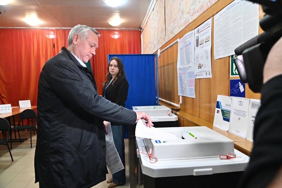 Одним из первых на участок пришел губернатор Новосибирской области Андрей Травников