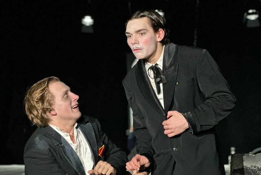 Внешность всех персонажей тронута этим готичным процессом. Их грим — различные фазы увядания