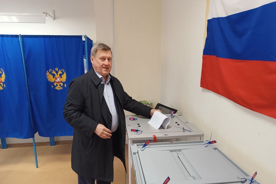 Выборы прокомментировал и глава обкома КПРФ Анатолий Локоть