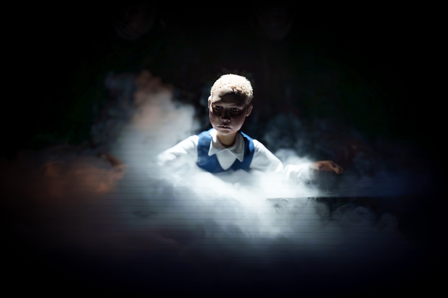 Основная миссия — у полноростовой куклы, мастерски сделанной главным художником спектакля Александрой Павловой и одуховоренной актерским трудом Ольги Елисеевой и Вероники Долгодушевой