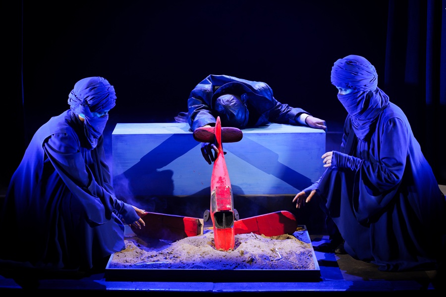 Пустыня, где всё происходит, то пугающе огромна