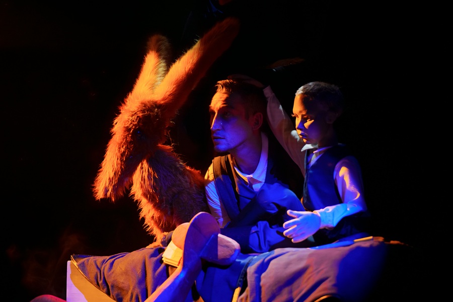 Лис, исполненный точно по книжному рисунку Экзюпери, неумелому и причудливо дурацкому, получился дивно милым