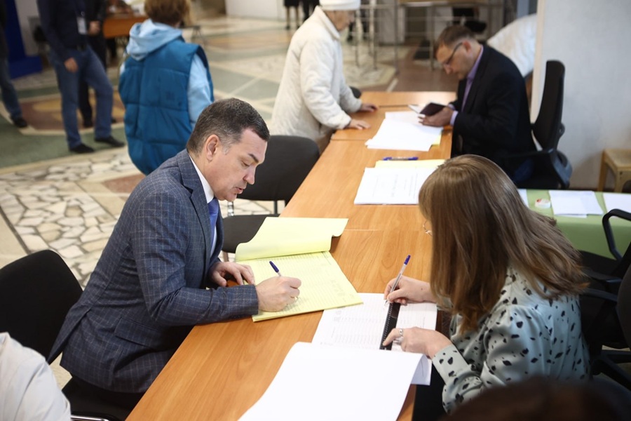 С утра проголосовать на выборах пришел и мэр города Максим Кудрявцев.