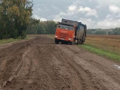 Под Новосибирском в кювет вынесло КАМАЗ с мусором