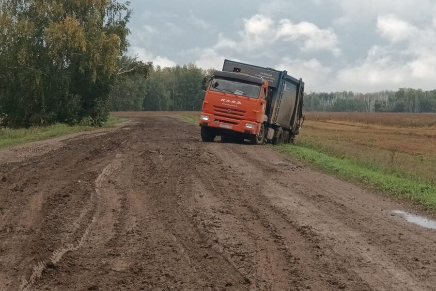 Под Новосибирском в кювет вынесло КАМАЗ с мусором