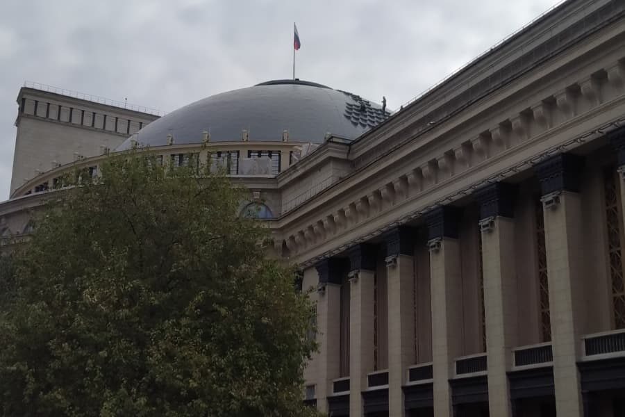 На куполе оперного театра в Новосибирске снова монтируют чешуйки