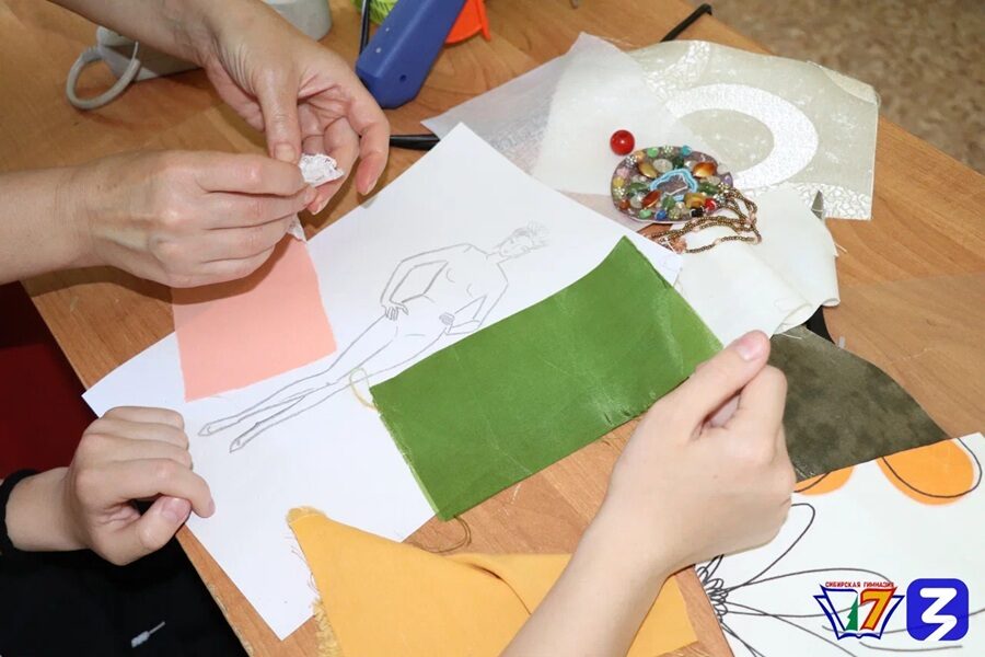 Школьники Новосибирска изучают профессии в рамках творческой гостиной