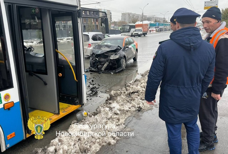 Водитель арендованного авто выехал на полосу встречного движения и врезался в троллейбус