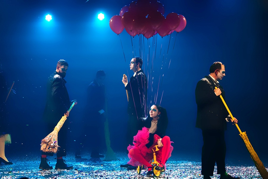 Хармсовские сюжеты можно трактовать и как зеркало его личной социопатии, и как гротескный портрет сити-социума