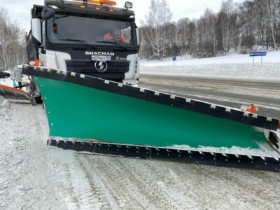 Более 600 единиц техники вышли на дороги НСО для борьбы со снегопадом