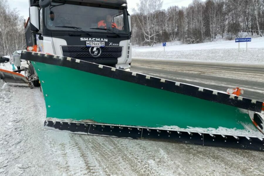 Более 600 единиц техники вышли на дороги НСО для борьбы со снегопадом