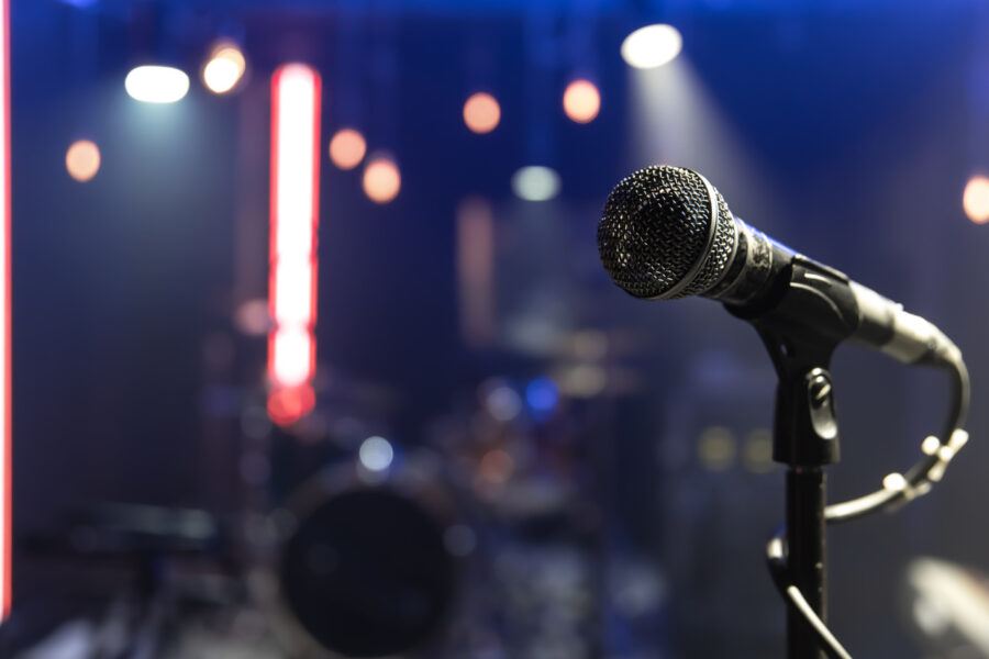 Артист из ОАЭ получил штраф в Новосибирске за машину без номеров во время съемок клипа