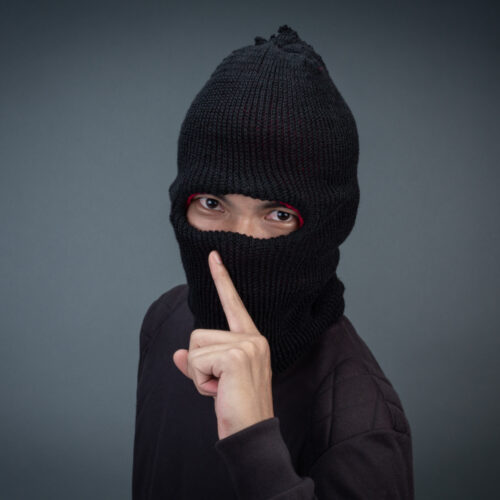 Жители Новосибирска заметили листовки с предупреждением о лже-полицейских