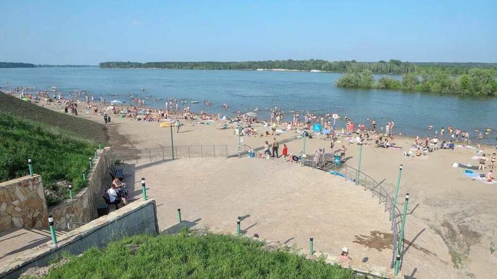 набережная с выходом на пляж