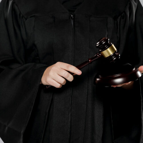 Замдиректора авиационного колледжа осудили за взятки в Новосибирске