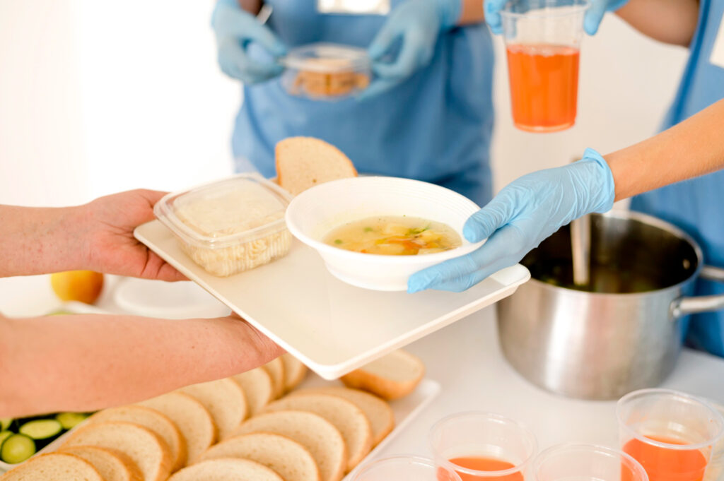 «Полезно, но невкусно»: качество школьного питания в Новосибирской области проверяют в лабораториях