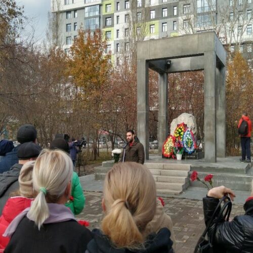 «До сих пор неизвестно, где хоронили расстрелянных»: в Новосибирске состоялся митинг в память о жертвах политических репрессий
